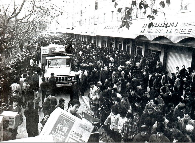 1989年,在彩電計劃調控的年代,長虹彩電的降價引發搶購潮