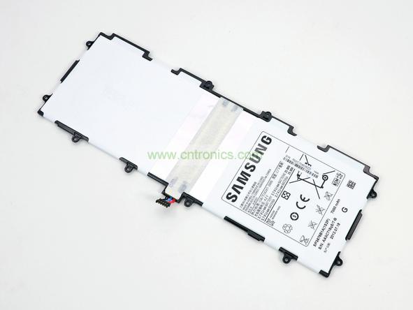 取出電池前要把周圍的帶狀電纜先拔出來,這個比較容易。Galaxy Note 10.1的電池容量為7000mAh,3.7V,預計續(xù)航時間8小時左右,重約136克,占據(jù)了整體重量的23%。不過為了減少機身厚度,電池做得很薄。