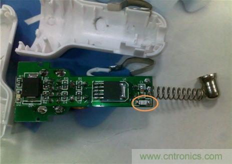 使用AEM-1206HI 2.5A貼片保險絲，布局簡單