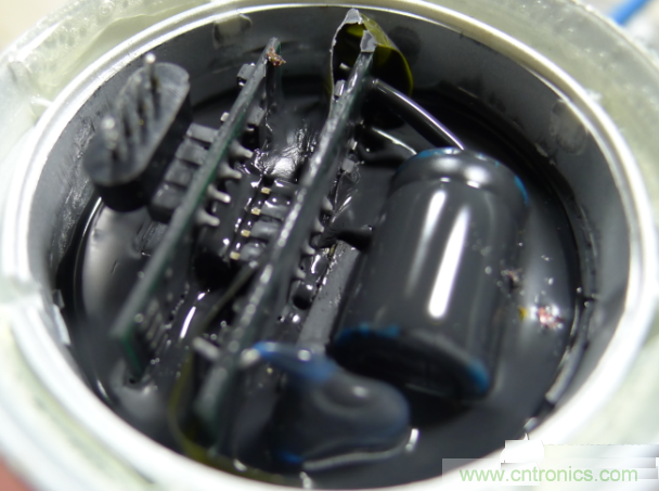 Hue 底座內部（注散熱膠的內核）長時間使用幾乎無明顯發熱