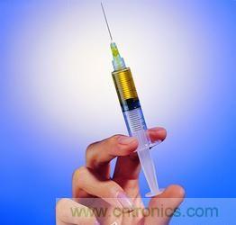 【導(dǎo)讀】不用針頭也能注射，孩子再也不用害怕打針了。日本開發(fā)的一種新型注射器不用針頭而靠氣泡壓力注射，只需將注射器緊貼皮膚，沒有疼痛感就可以將藥物高精度地輸送到目標(biāo)位置。 　　 目前市場(chǎng)上也存在無針注射器，它們通常是依靠彈簧的力量產(chǎn)生高壓來發(fā)射液體，穿透皮膚后將藥物送到肌肉，但卻有可能損害神經(jīng)，而且多少還是有一些疼痛感。 　　 芝浦工業(yè)大學(xué)副教授山西陽(yáng)子率領(lǐng)的研究小組新開發(fā)的這種無針注射器全長(zhǎng)約10厘米，它利用在液體中施加電壓來高速發(fā)射氣泡，利用氣泡破裂的力量在細(xì)胞上開出微細(xì)的孔，然后通過這個(gè)孔將含有藥物的微小氣泡注入細(xì)胞內(nèi)部。氣泡的氣體收縮后，只有藥物到達(dá)患部。 1 由于方向性很明確，所以新型注射器能針對(duì)局部進(jìn)行高精度治療，而且由于開出的孔只有4微米左右，所以對(duì)細(xì)胞的損害很小。 　　 這種無針注射器除能注射藥物外，還可以向包括植物細(xì)胞在內(nèi)的細(xì)胞內(nèi)植入基因和開展治療，有著廣泛用途。研究小組準(zhǔn)備進(jìn)一步改良注射器結(jié)構(gòu)，對(duì)能夠注射的藥量、穿孔深度等進(jìn)行更詳細(xì)的評(píng)估，并與企業(yè)合作，爭(zhēng)取早日使新型注射器達(dá)到實(shí)用化程度。