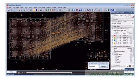 針對顯示連接的網絡線，設計師繪制出一個非常簡略的草圖，隨后布線器便開始工作。角落里的秒表記錄了完成布線的實際時間。