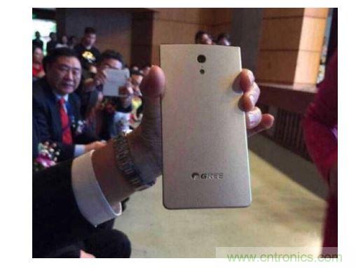 【導讀】在兩會期間，格力董事長董明珠對手機制造曾有過較為明顯的表態，她表示如果格力做手機，那么用戶在3年之內是不用進行更換的。然而就在不久之后，她又爆出了一條更為令人震驚的消息，格力手機已經做出實體機了。  曝光的格力手機  格力手機的首秀出現在中山大學博學大講堂。董明珠今日參加中山大學博學大講堂上做&ldquo;傳統企業的突圍成長&rdquo;演講。演講中，董明珠話鋒一轉，談到了格力手機。&ldquo;我們也很意外&rdquo;，董明珠陪同人員表示，&ldquo;董總突然叫她的秘書拿手機過來，然后跟大家說&lsquo;透露一下格力的手機已經出來了，我也已經用了&rsquo;。&rdquo;  按照內部規劃，今年格力可能會將手機推向市場，但具體的正式發布時間尚未確定。在北京參加兩會期間，董明珠曾到奇虎360公司參觀，引發外界關于格力與360合作的大猜想。格力手機是代工還是自己造?售價多少?會否搭載格力智能家居系統?這一切都還沒有答案。格力集團市場部相關負責人表示，如果有消息會通過公司公告披露。  格力為什么做手機？外界最普遍的猜測是為布局智能家居。目前手機成為了公認的智能家居入口，很多智能家居的遠程遙控都通過手機來實現，再者，董明珠做事喜歡掌控大局，所以這個猜測很有可能是正確的。那么，可以肯定的是格力未來要做的智能家居，必然不是單一的硬件產品，而是一整套家居生態系統。