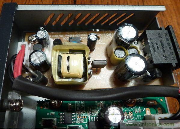 圖5:去掉塑料防護罩后的電源子系統細節特寫。