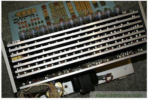 拆解也懷舊，讓人驚嘆的古董級可編程科學計算器 from 1966