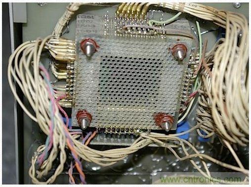 拆解也懷舊，讓人驚嘆的古董級可編程科學計算器 from 1966