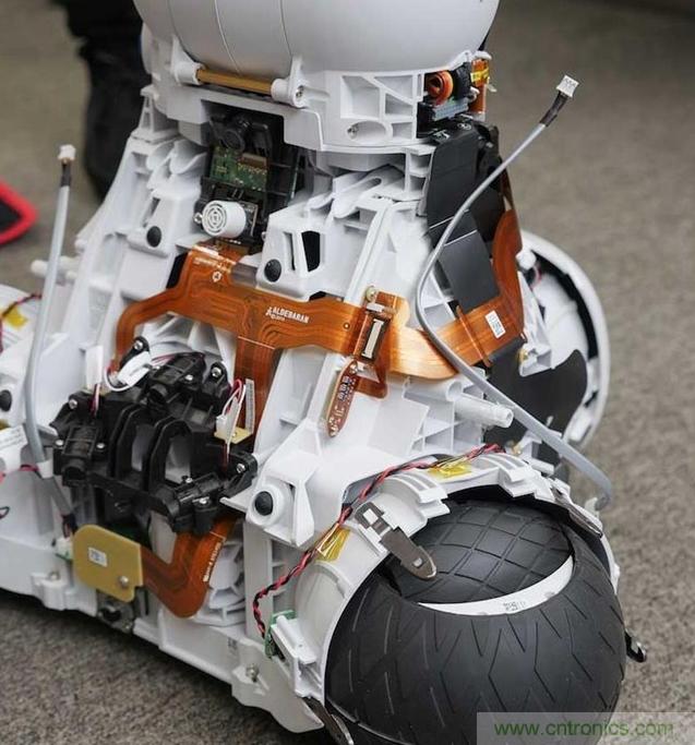 拆解筆記本不過癮，那就來拆拆日本情感機器人吧！