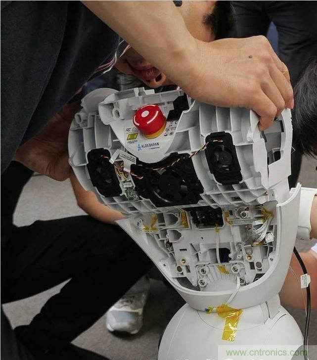 拆解筆記本不過癮，那就來拆拆日本情感機器人吧！