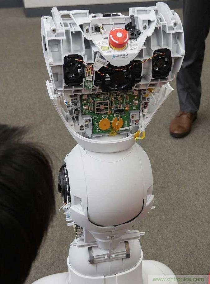 拆解筆記本不過癮，那就來拆拆日本情感機器人吧！