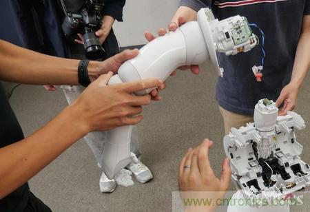 拆解筆記本不過癮，那就來拆拆日本情感機器人吧！