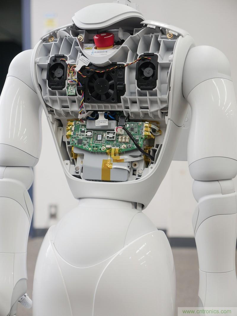 拆解筆記本不過癮，那就來拆拆日本情感機器人吧！