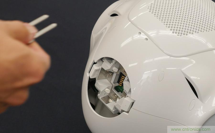 拆解筆記本不過癮，那就來拆拆日本情感機器人吧！