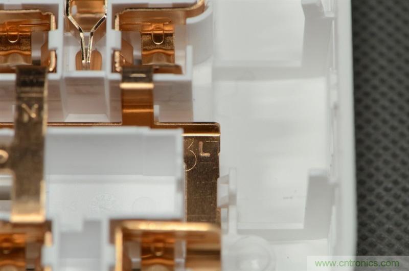 做工怒贊 神秘芯片!小米智能插線板拆解、評測