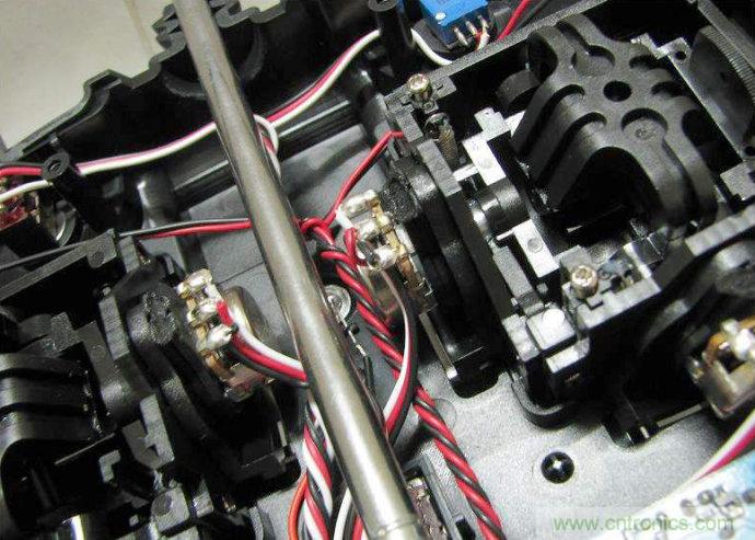 無人機 DIY 制作全過程，酷得不要不要的！