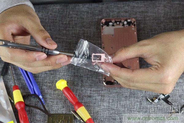 5s拆解改裝iPhone SE:120元就可愉快裝BI了