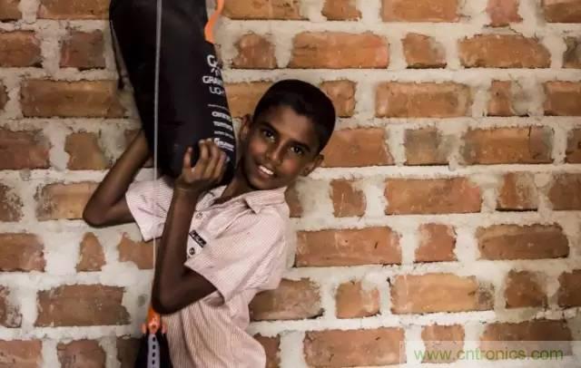 單靠重力就能工作的燈，將為15億人帶來光明