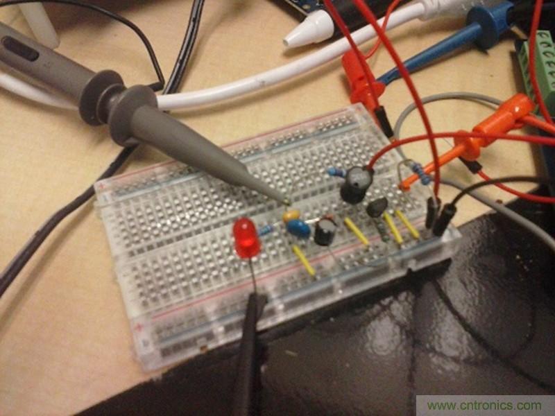 帶開關(guān)轉(zhuǎn)換器的8位MCU如何減少成本和電路板空間？