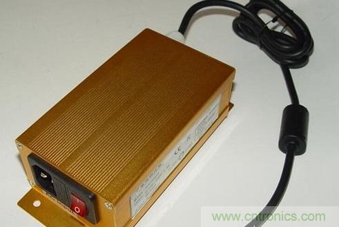 【導讀】本文總結出針對于LED電源EMC/EMI的主要幾個控制技術：電路措施、EMI濾波、元器件選擇、屏蔽和印制電路板抗干擾設計等。如果能正確合理的對這些問題進行解決，就可順利通過3C認證。  在電路當中，EMC和EMI的問題是人們始終關心的話題。在LED電路中，對于EMC和EMI的要求同樣非常高。本文將為大家介紹LED產品設計當中關于解決EMI與EMC的解決方法，感興趣的朋友快來看一看吧。  　　要解決LED驅動電源的電磁干擾問題，從硬件上可從以下幾個方面入手：  　　減少開關電源本身的干擾  　　軟開關技術，在原有的硬開關電路中增加電感和電容元件，利用電感和電容的諧振，降低開關過程中的du/dt和di/dt，使開關器件開通時電壓的下降先于電流的上升，或關斷時電流的下降先于電壓的上升，來消除電壓和電流的重疊。開關頻率調制技術，通過調制開關頻率fc，把集中在fc及其諧波2fc、 3fc&hellip;上的能量分散到它們周圍的頻帶上，以降低各個頻點上的EMI幅值。元器件的選擇，選擇不易產生噪聲、不易傳導和輻射噪聲的元器件。通常特別值得注意的是，二極管和變壓器等繞組類元器件的選用。反向恢復電流小、恢復時間短的快速恢復二極管是開關電源高頻整流部分的理想器件。合理使用電磁干擾濾波器，EMI濾波器的主要目的之一，電網噪聲是電磁干擾的一種，它屬于射頻干擾（RFI），其傳導噪聲的頻譜大致為10KHz~30MHz，最高可達 150MHz。  　　在一般情況下，差模干擾幅度小，頻率低，所造成的干擾較小;共模干擾幅度大，頻率高，還可以通過導線產生輻射，所造成的干擾較大。欲削弱傳導干擾，最有效的方法就是在開關電源輸入和輸出電路中加裝電磁干擾濾波器。LED電源一般采用簡易式單級EMI濾波器，主要包括共模扼流圈和濾波電容。EMI濾波器能有效抑制開關電源適配器的電磁干擾。 1 　　通過切斷干擾信號的傳播途徑來減少電磁干擾問題  　　第一種情況是電源線干擾可以使用電源線濾波器濾除。一個合理有效的開關電源EMI濾波器應該對電源線上差模和共模干擾都有較強的抑制作用。改善PCB板的電磁兼容性設計PCB是LED電源系統中電路元件和器件的支撐件，它提供電路元件和器件之間的電氣連接。隨著電子技術的飛速發展，PCB的密度越來越高。 PCB設計的好壞對LED電源系統的電磁兼容性影響很大。  　　實踐證實，即使電路原理圖設計正確，印刷電路板設計不當，也會對LED電源系統的可靠性產生不利影響。PCB抗干擾設計主要包括PCB布局、布線及接地，其目的是減小PCB的電磁輻射和PCB上電路之間的串擾。還有，一般變壓器電磁干擾引發的交流聲頻率一般為50HZ左右，而地線布線不當導致的交流聲，由于整流電路的倍頻作用頻率約為100HZ，仔細區分還是可以察覺的。因此，在設計印刷電路板的時候，應留意采用正確的方法，遵守PCB設計的一般原則，并應符合抗干擾的設計要求。  　　主動大幅增強受干擾體的抗干擾能力  　　在LED電源系統中輸進/輸出也是干擾源的傳導線，和接收射頻干擾信號的拾檢源，我們設計時一般要采取有效的措施：采用必要的共模/差模抑制電路，同時也要采取一定的濾波和防電磁屏蔽措施以減小干擾的進進。在條件許可的情況下盡可能采取各種隔離措施（如光電隔離或者磁電隔離），從而阻斷干擾的傳播。防雷擊措施，室外使用的LED電源系統或從室外排擠引進室內的電源線、信號線，要考慮系統的防雷擊題目。常用的防雷擊器件有：氣體放電管、 TVS（Transient Voltage Suppression）等。氣體放電管是當電源的電壓大于某一數值時，通常為數十V或數百V，氣體擊穿放電，將電源線上強沖擊脈沖導進大地。TVS可以看成兩個并聯且方向相反的齊納二極管，當兩端電壓高于某一值時導通。其特點是可以瞬態通過數百乃上千A的電流。