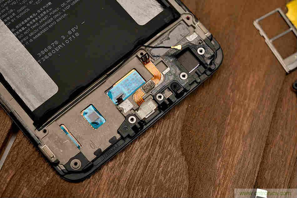 拆解魅族15 Plus：玩轉了新概念，但其工藝究竟如何？