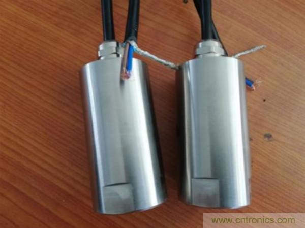 振動(dòng)傳感器的機(jī)電變換原理？主要的分類有哪些？