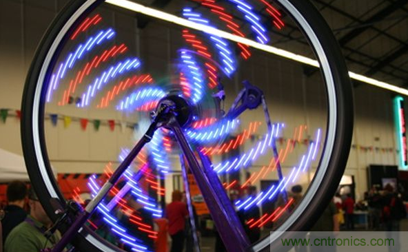 電燈泡內(nèi)通有交流電，為什么看不到燈泡在閃爍？